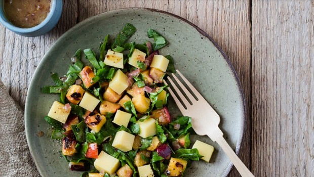 Salade de pêches grillées et fromage, vinaigrette au miel et livèche